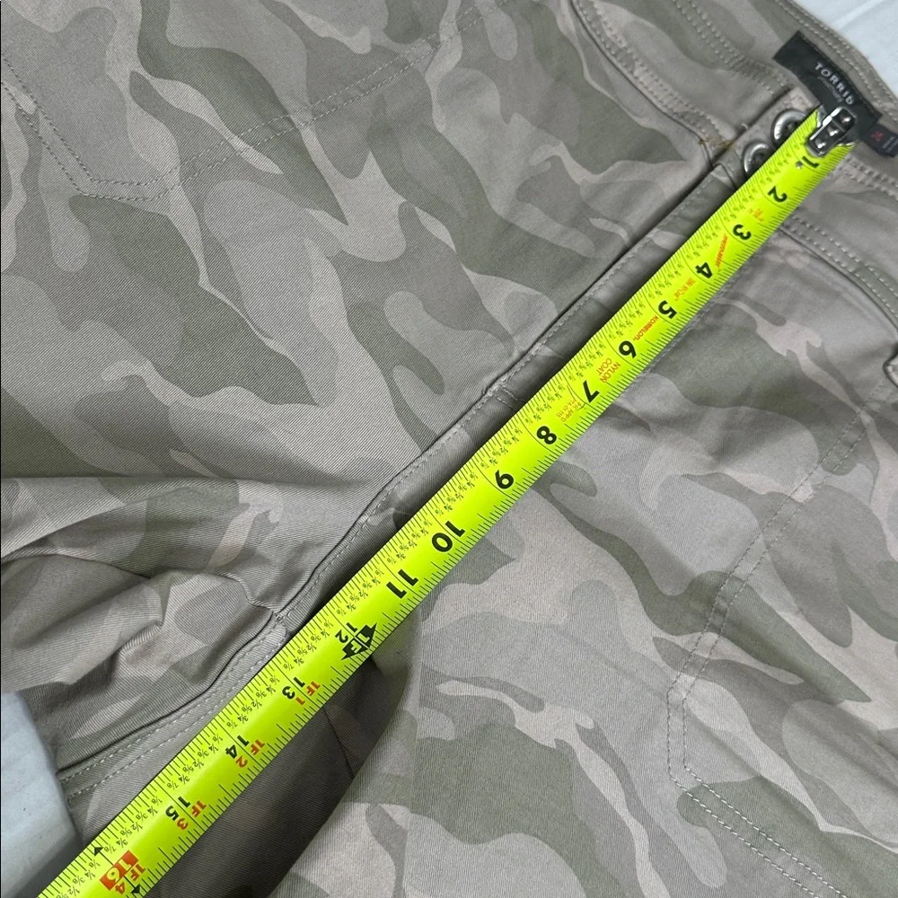 Torrid Sz 24 Women's Light Neutral Camouflage Cropped Pants - Picture 11 of 16